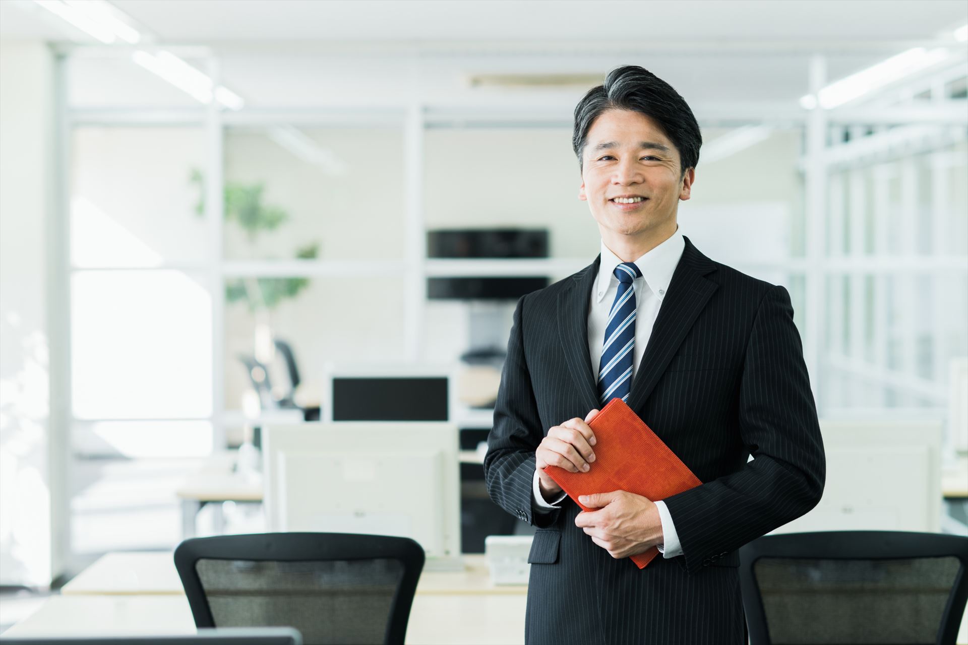 ポーズを決める男性スタッフ